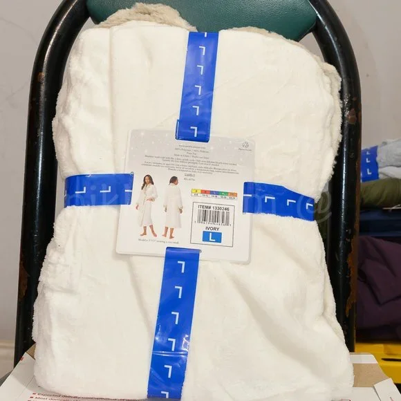 Carole Hochman Ladies' Plush Robe in cream - Picture 4 of 5